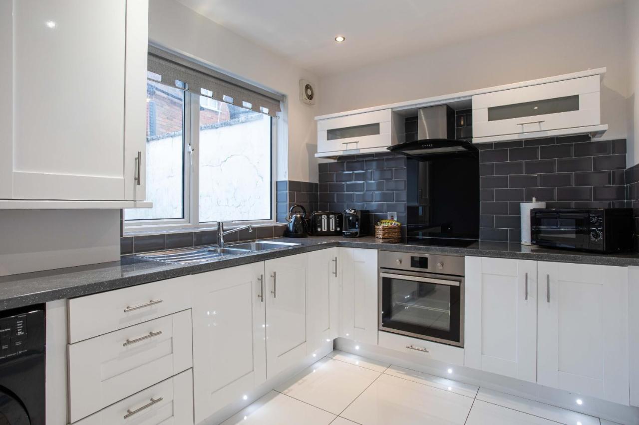 Refurbished Home, 8 Mins To Cc Belfast Exterior photo
